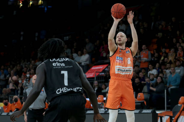 她数次通过 她数次通过